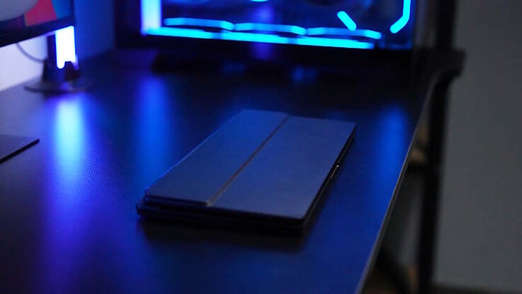 Urządzenie to można zamykać i otwierać jak zwykłego laptopa z klapką