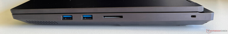 Po prawej: 2x USB-A 3.2 Gen 1 (5 GBit/s), czytnik kart SD, blokada Kensington NanoSaver Lock