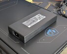 Laptop marki MSI może pobierać nawet 250 W podczas grania, mimo że sam zasilacz ma moc znamionową wynoszącą jedynie 240 W