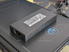 Laptop marki MSI może pobierać nawet 250 W podczas grania, mimo że sam zasilacz ma moc znamionową wynoszącą jedynie 240 W