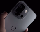 OnePlus 13T, kompaktowy flagowy telefon wprowadzony na rynek na początku tego roku. (Źródło zdjęcia: OnePlus)