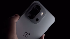 OnePlus 13T, kompaktowy flagowy telefon wprowadzony na rynek na początku tego roku. (Źródło zdjęcia: OnePlus)