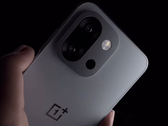 OnePlus 13T, kompaktowy flagowy telefon wprowadzony na rynek na początku tego roku. (Źródło zdjęcia: OnePlus)
