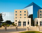 Zewnętrzna część zakładu Dell Technologies z logo firmy.