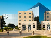 Zewnętrzna część zakładu Dell Technologies z logo firmy.