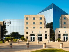 Zewnętrzna część zakładu Dell Technologies z logo firmy.