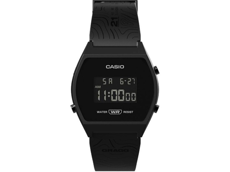 Widok z przodu zegarka cyfrowego Casio x GRAGG LW-204GRAGG-1BDF z czarną obudową z żywicy i paskiem z wzorem.