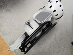 Urządzenie zajmuje bardzo mało miejsca, gdy jest przechowywane w pozycji pionowej