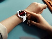 Zegarek Huawei Watch 6 Pro jest dostępny z opcjonalną białą ceramiczną obudową.