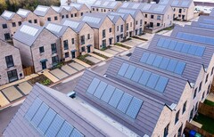 Nowe budynki z instalacją solarną na dachu w Wielkiej Brytanii (źródło zdjęcia: SNRG)