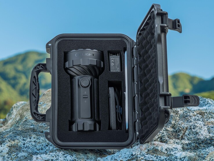 Latarka Olight Marauder 3 jest dostarczana wraz z etui do przechowywania latarki i akcesoriów.