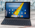 Poco Pad M1 jest dostępny z 256 GB pamięci masowej. Na zdjęciu: tablet z klawiaturą. (Źródło zdjęcia: Notebookcheck)