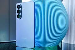 Wśród beneficjentów trendu na smartfony klasy premium znajdują się iPhone 17 firmy Apple oraz przedstawiony na zdjęciu Galaxy S26