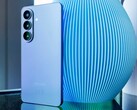 Wśród beneficjentów trendu na smartfony klasy premium znajdują się iPhone 17 firmy Apple oraz przedstawiony na zdjęciu Galaxy S26