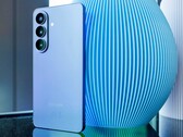 Wśród beneficjentów trendu na smartfony klasy premium znajdują się iPhone 17 firmy Apple oraz przedstawiony na zdjęciu Galaxy S26