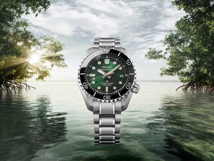 Seiko Marinemaster HBF003J1 na bransolecie ze stali nierdzewnej, pokazany na tle tropikalnego krajobrazu namorzynowego z zielonym listowiem, spokojną wodą i światłem słonecznym w tle.