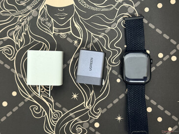 Porównanie rozmiarów urządzenia Ugreen Nexode Air 65 W z zegarkiem „ Apple ” oraz ładowarką 18 W