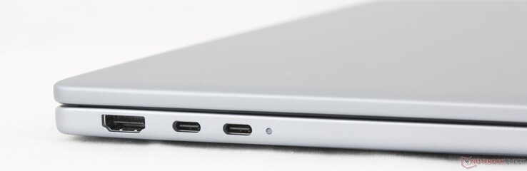 Po lewej: HDMI 2.1, USB-C 3.2 Gen. 2 z DisplayPort 1.4 + Power Delivery, USB-C Thunderbolt 4 z DisplayPort 2.1 + Power Delivery