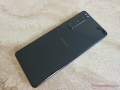 Xperia 5 III to jeden z najnowszych smartfonów Sony, który otrzymał Android 13. (Źródło obrazu: NotebookCheck)