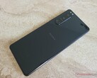 Xperia 5 III to jeden z najnowszych smartfonów Sony, który otrzymał Android 13. (Źródło obrazu: NotebookCheck)