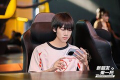 Entuzjasta e-sportu z flagowym smartfonem iQoo na ChinaJoy 2025. (Źródło zdjęcia: iQoo)