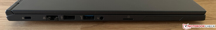 Po lewej: Kensington Lock, Ethernet, USB-A 2.0, USB-A 3.2 Gen.2 (10 GBit/s), audio 3,5 mm, czytnik microSD
