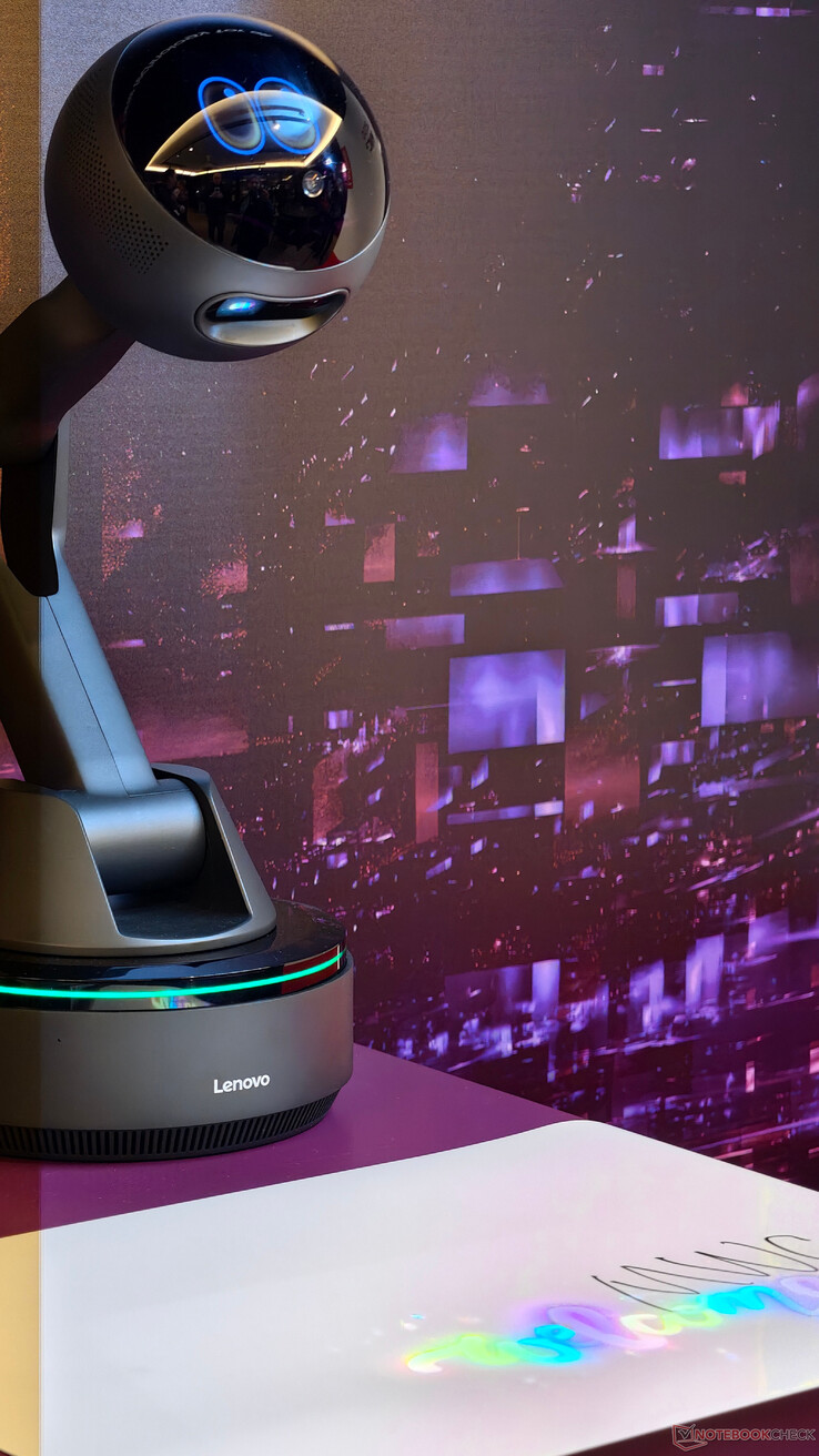 AI Workmate firmy Lenovo wyświetlany na powierzchni poniżej.