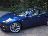 Tesla Model 3 Performance 2018 to doskonały sedan z akumulatorem o pojemności 75 kWh. (Źródło zdjęcia: Redline Reviews via YouTube)