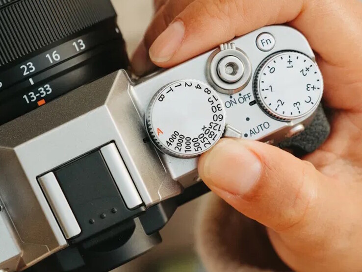 Pokrętła bezpośredniego sterowania znajdują się obok centralnej wysuwanej lampy błyskowej na górze aparatu Fujifilm X-T30 III. (Źródło zdjęcia: Fujifilm)