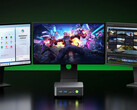 Cena mini PC NucBox K17 zaczyna się od 544,99 dolarów ze specjalnym kodem rabatowym. Na zdjęciu: mini PC podłączony do trzech wyświetlaczy.