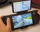 Steam Deck wykorzystujący dwuekranowy wyświetlacz Retroid do grania w Mario Kart, z wyścigiem na ekranie głównym i mapą toru wyświetlaną na ekranie dodatkowym. (Źródło obrazu: GameXData via YouTube)