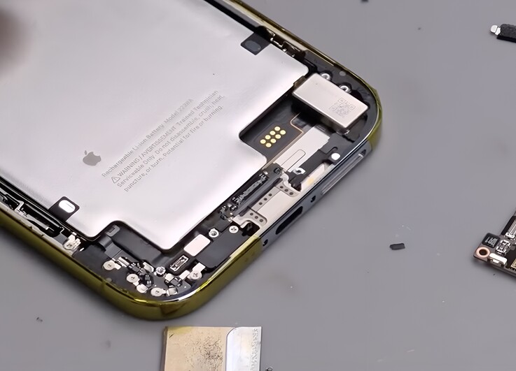 Zrobienie miejsca na fizyczny slot SIM nie było łatwym zadaniem.