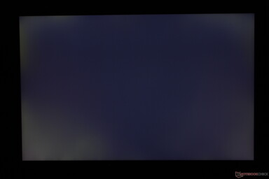 Umiarkowane nierównomierne podświetlenie wzdłuż narożników