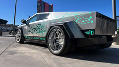 Cybertruck dually jest wyposażony w niestandardowe nakładki (źródło zdjęcia: Red's Miami/IG)