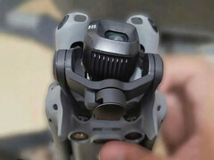 DJI Mini 5 Pro i zbliżenie nowego 1-calowego czujnika kamery i systemu gimbala. (Źródło zdjęcia: via Mauro Tandoi)