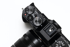 Jedną z czołowych cech aparatu Fujifilm X-T10 jest jego magnezowy korpus. (Źródło obrazu: Math on Unsplash)