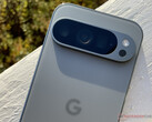 Pixel 9 Pro jest jednym z wielu urządzeń Pixel kwalifikujących się do aktualizacji Pixel w tym miesiącu. (Źródło obrazu: Notebookcheck)