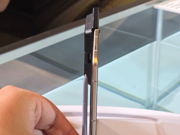 Honor Magic V5 obok rysika Samsung S Pen. (Źródło zdjęcia: Weibo)