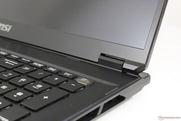 Sztywność zawiasów jest przyzwoita, ale mogłyby być mocniejsze jak na swój rozmiar