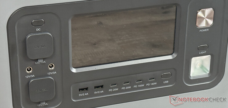 Z przodu: wyświetlacz, 6 portów USB i innych portów DC, przycisk zasilania i dioda LED