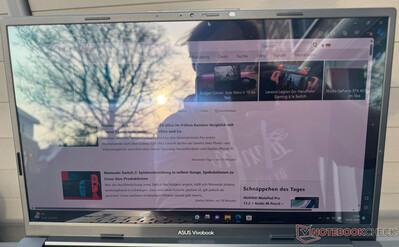 Asus VivoBook S15 BAPE w świetle słonecznym