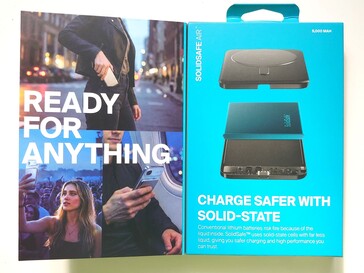 Wewnątrz przedniej klapy.