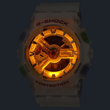 Zegarek Casio G-Shock Pokémon GA-110 z włączonym bursztynowym podświetleniem LED w ciemnym otoczeniu.