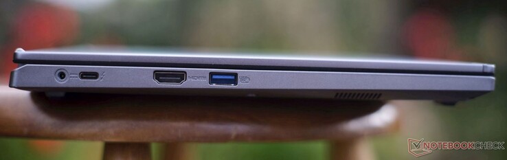 Po lewej: port ładowania, Thunderbolt 4, HDMI 2.1 (4K60), USB-A 3.2