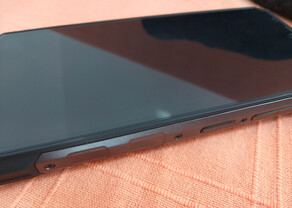 Jego boki wyglądają i czują się lepiej niż powinny. (Źródło zdjęcia: Sergey Tarasov - Notebookcheck)