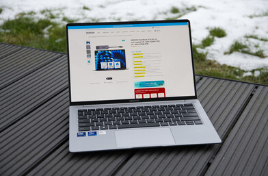 GeekBook X14 Pro - użytkowanie na zewnątrz przy zachmurzonym niebie