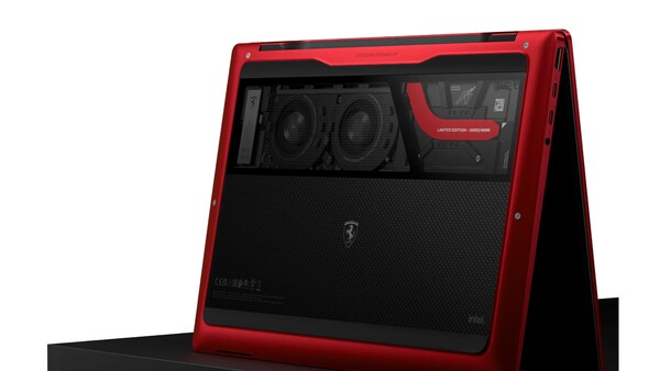 Notebook HP Limited Edition Scuderia Ferrari posiada szklane okno na spodzie.