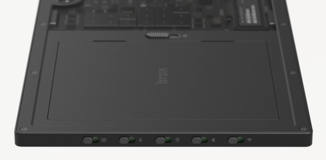 Oprócz wymienialnej przez użytkownika baterii, przełączniki sprzętowe odcinają zasilanie radia, mikrofonu i kamery internetowej. (Źródło zdjęcia Braxtech)