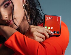 Razr 50 Ultra wygląda bardzo podobnie do swojego poprzednika. (Źródło zdjęcia: Motorola)