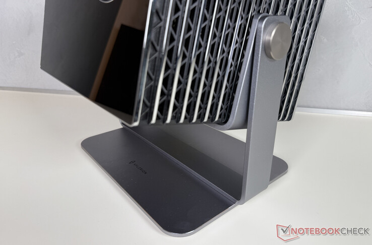 Opcjonalnie dostępny stojak na stół kardanowy umożliwia szczególnie łatwe wyrównanie